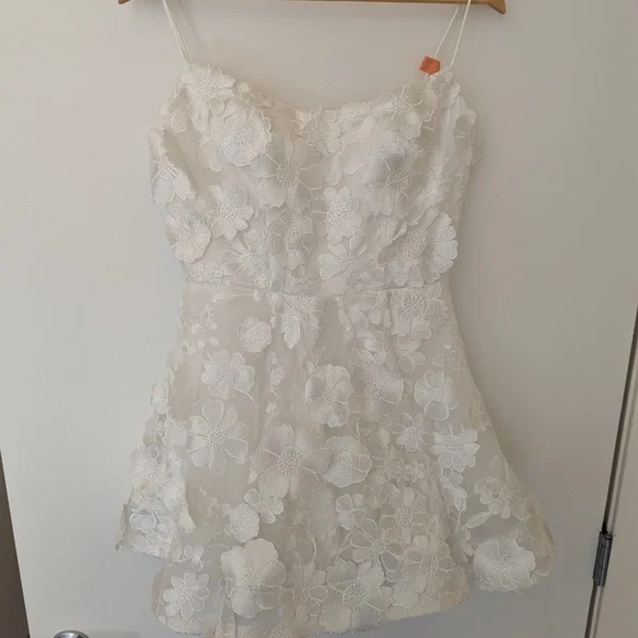 UNTAMED PETALS BY AMANDA JUDGE White Floral Wedding Dress - Picture 3 of 6